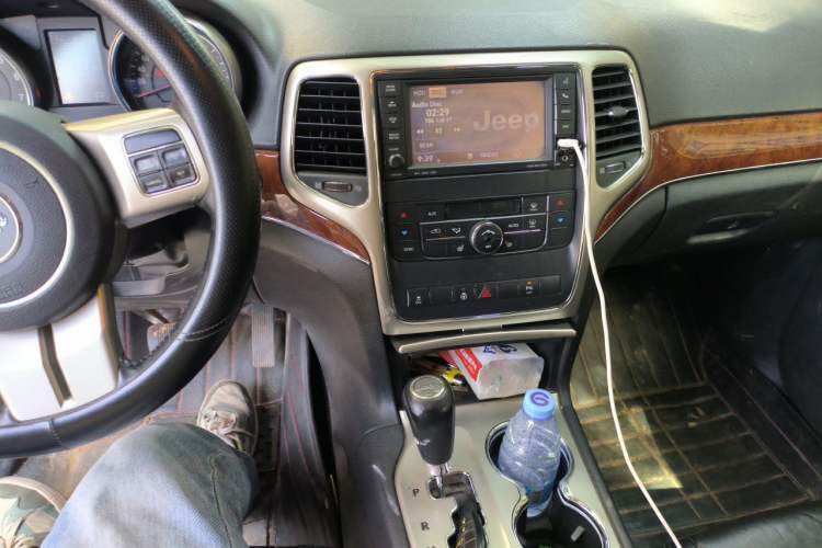 Used Jeep Grand Cherokee 2012 3.6L Luxury Navigation Edition Audio And AC Panel