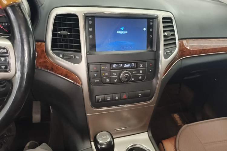 Used Jeep Grand Cherokee 2012 5.7L Flagship Navigation Edition Audio And AC Panel