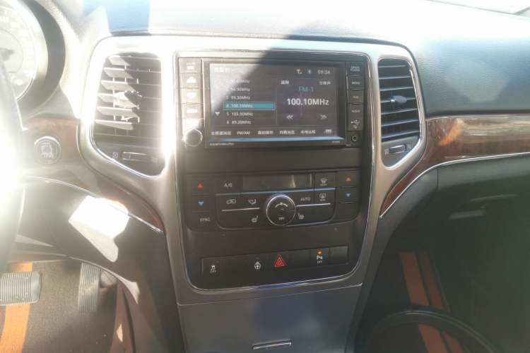 Used Jeep Grand Cherokee 2012 3.6L Luxury Navigation Edition Audio And AC Panel