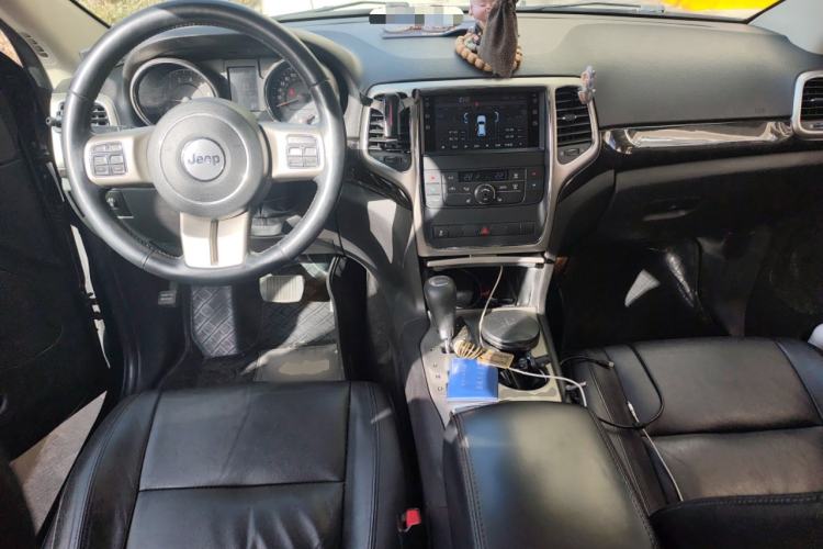 Used Jeep Grand Cherokee 2012 3.6L Comfort Navigation Edition Center Console