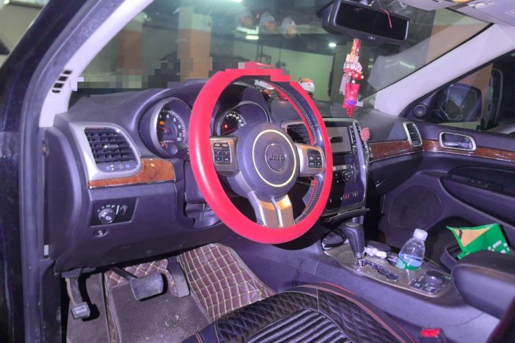 Used Jeep Grand Cherokee 2012 3.6L Comfort Navigation Edition Center Console
