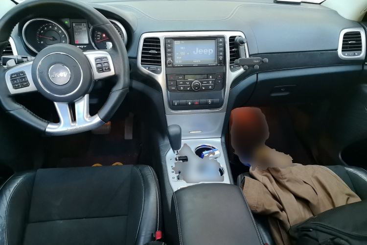 Used Jeep Grand Cherokee  Center Console