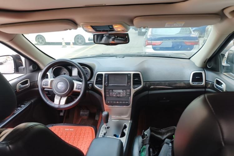 Used Jeep Grand Cherokee 2012 3.6L Comfort Navigation Edition Center Console