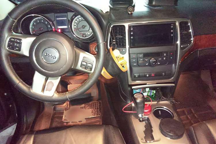 Used Jeep Grand Cherokee 2012 3.6L Luxury Navigation Edition Center Console