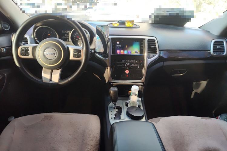 Used Jeep Grand Cherokee 2012 3.6L Comfort Navigation Edition Center Console
