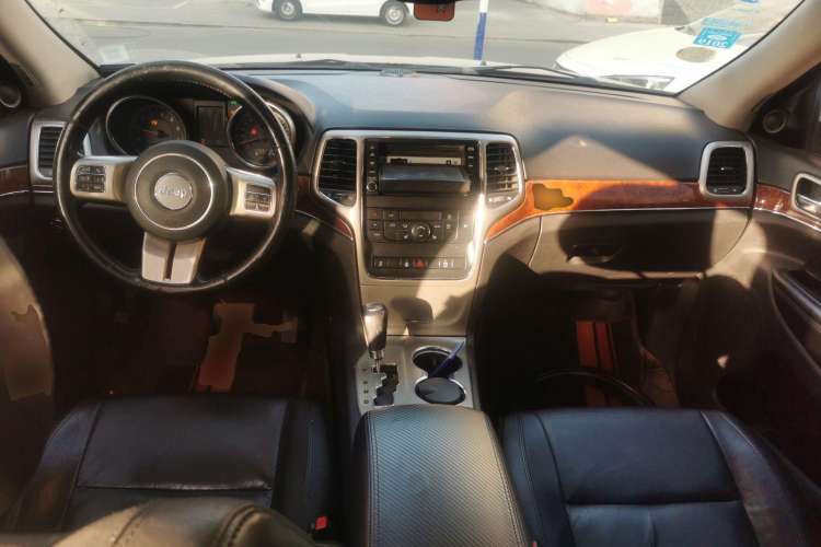 Used Jeep Grand Cherokee 2012 3.6L Luxury Navigation Edition Center Console