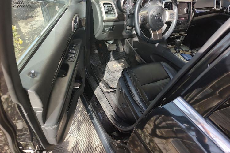 Used Jeep Grand Cherokee 2012 3.6L Comfort Navigation Edition Driver Seat