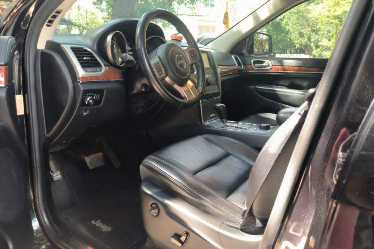 Used Jeep Grand Cherokee 2012 3.6L Luxury Navigation Edition Driver Seat