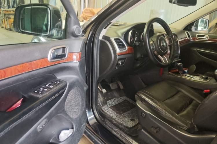 Used Jeep Grand Cherokee 2012 3.6L Luxury Navigation Edition Driver Seat