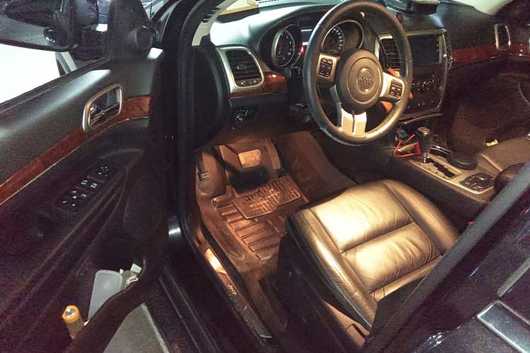 Used Jeep Grand Cherokee 2012 3.6L Luxury Navigation Edition Driver Seat