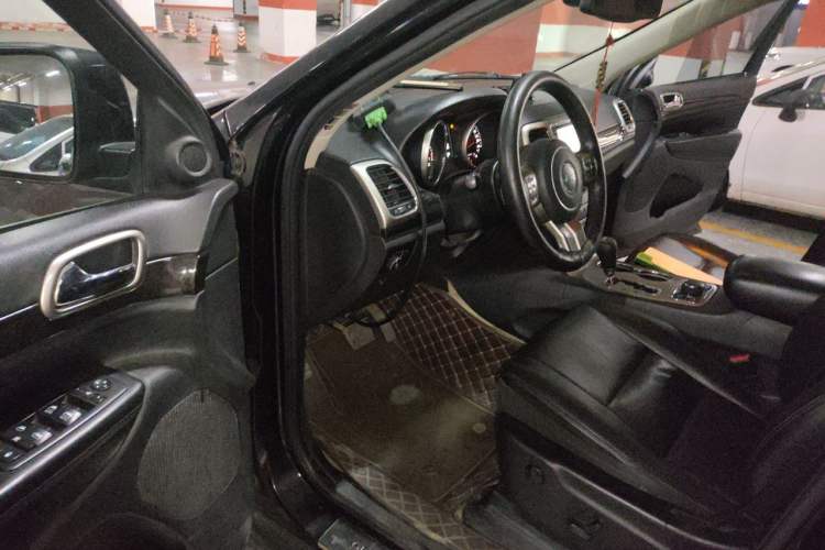 Used Jeep Grand Cherokee 2012 3.6L Comfort Navigation Edition Driver Seat