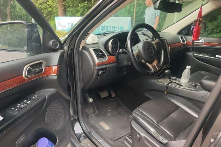 Used Jeep Grand Cherokee 2012 3.6L Luxury Navigation Edition Driver Seat