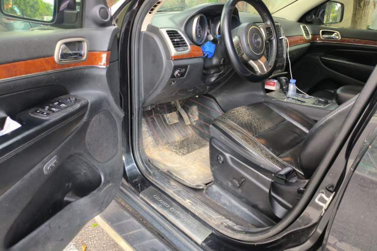 Used Jeep Grand Cherokee 2012 3.6L Luxury Navigation Edition Driver Seat
