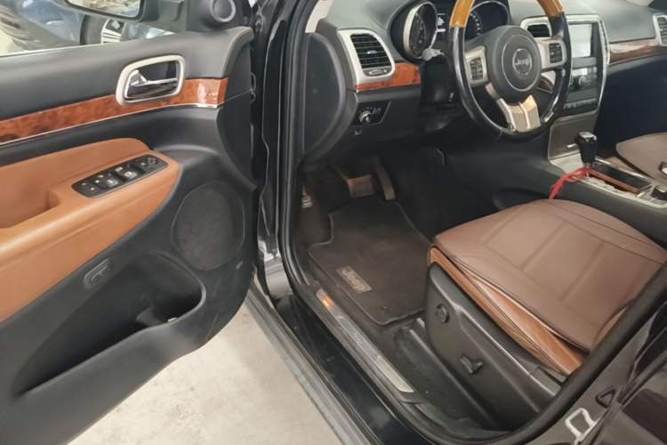 Used Jeep Grand Cherokee 2012 5.7L Flagship Navigation Edition Driver Seat
