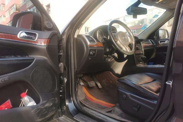 Used Jeep Grand Cherokee 2012 3.6L Luxury Navigation Edition Driver Seat