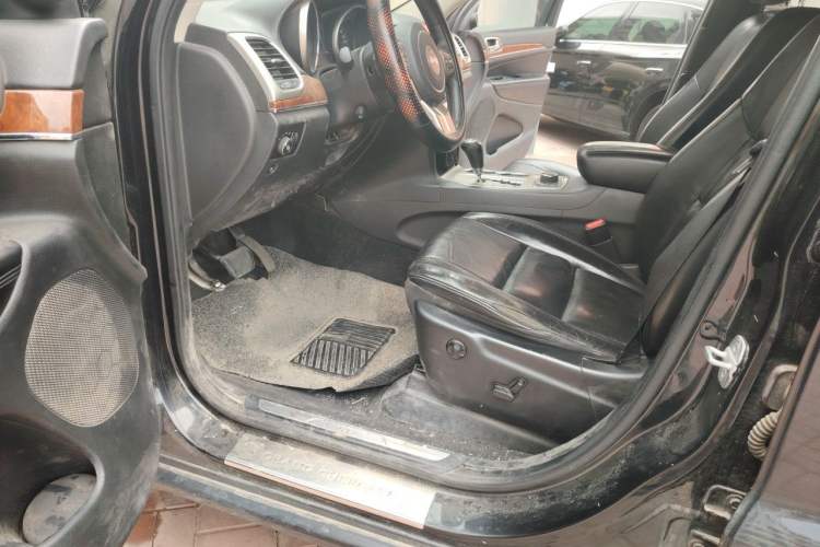 Used Jeep Grand Cherokee 2012 3.6L Anniversary Navigation Edition Driver Seat