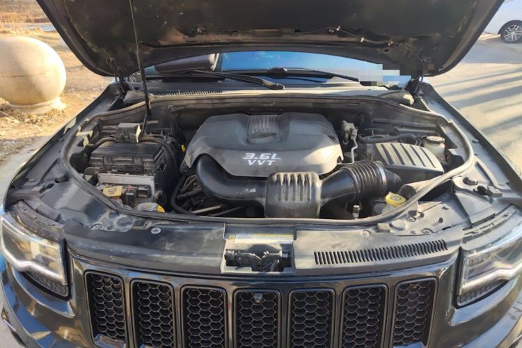 Used Jeep Grand Cherokee 2012 3.6L Comfort Navigation Edition Engine Bay