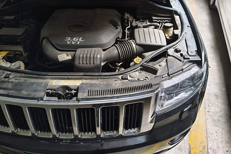 Used Jeep Grand Cherokee 2012 3.6L Comfort Navigation Edition Engine Bay Left