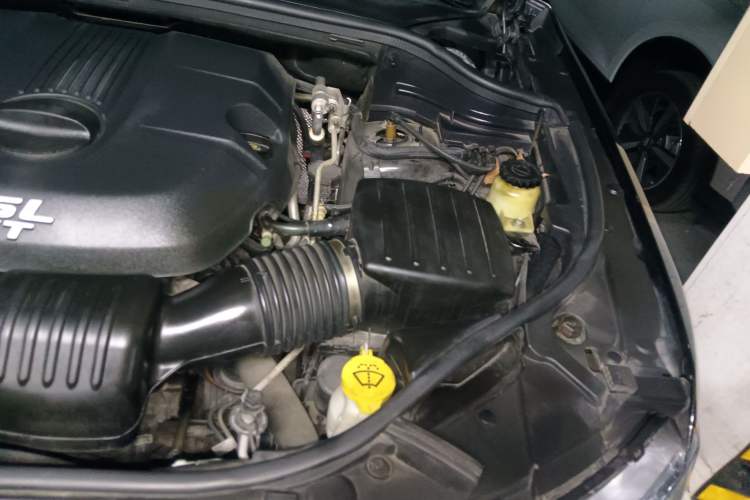 Used Jeep Grand Cherokee 2012 3.6L Luxury Navigation Edition Engine Bay Left