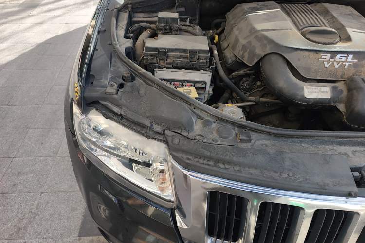 Used Jeep Grand Cherokee 2012 3.6L Comfort Navigation Edition Engine Bay Right