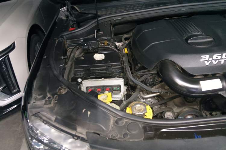 Used Jeep Grand Cherokee 2012 3.6L Luxury Navigation Edition Engine Bay Right