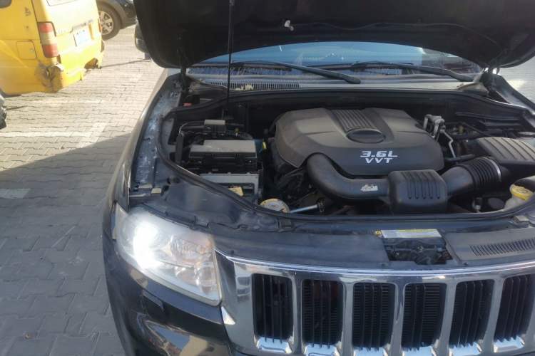 Used Jeep Grand Cherokee 2012 3.6L Luxury Navigation Edition Engine Bay Right