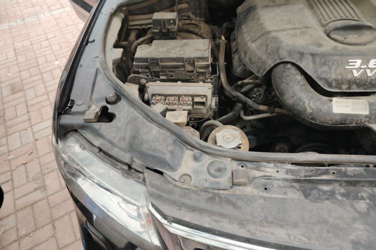 Used Jeep Grand Cherokee 2012 3.6L Anniversary Navigation Edition Engine Bay Right