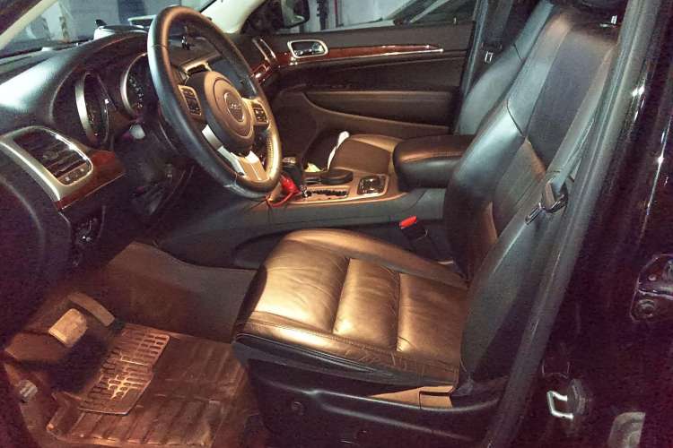 Used Jeep Grand Cherokee 2012 3.6L Luxury Navigation Edition Left Front Seat