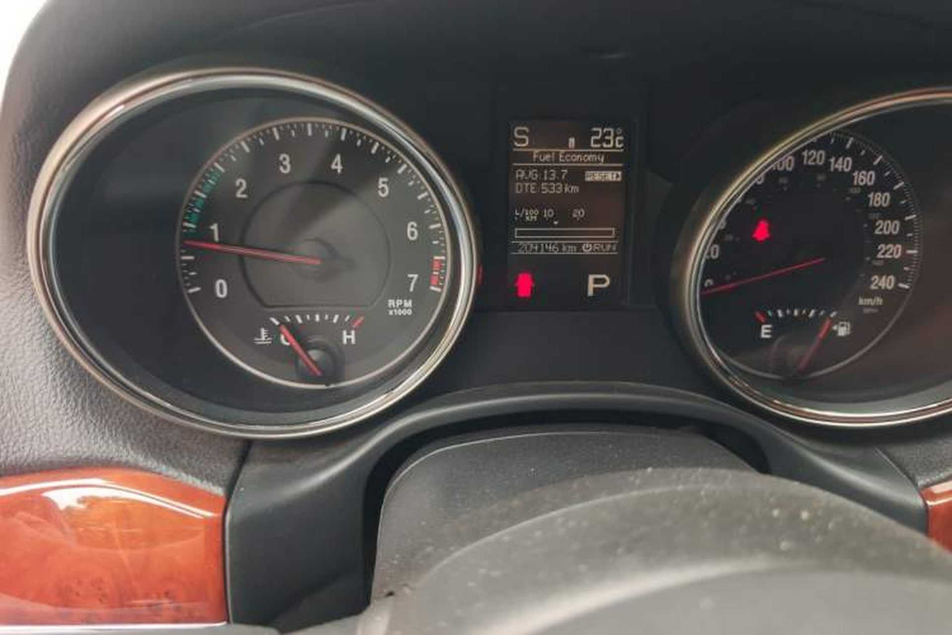 Used Jeep Grand Cherokee 2012 3.6L Luxury Navigation Edition Odometer Close Up