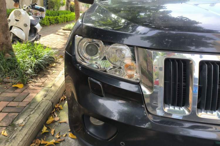 Used Jeep Grand Cherokee 2012 3.6L Luxury Navigation Edition Right Front Headlight