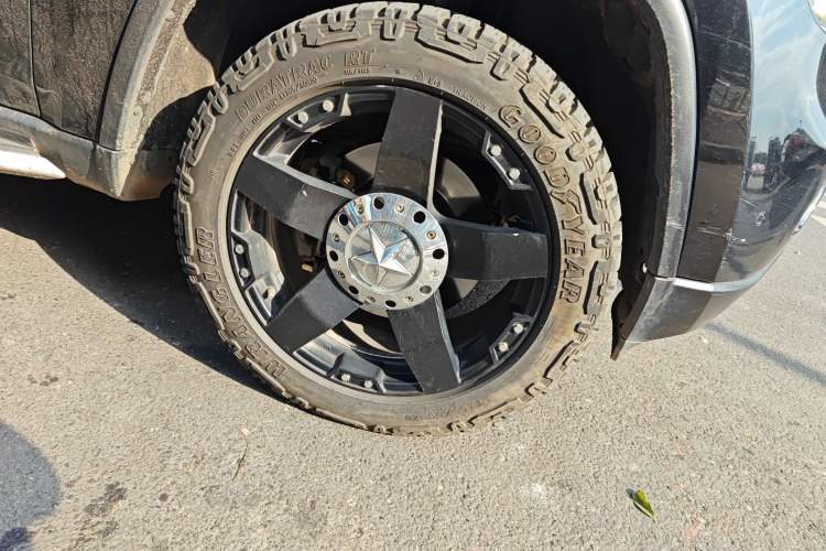 Used Jeep Grand Cherokee 2012 3.6L Flagship Navigation Edition Right Front Wheel Hub
