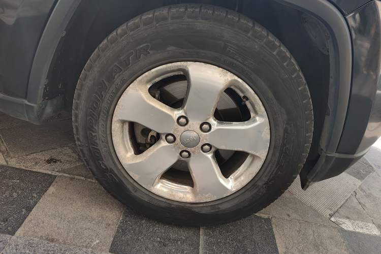 Used Jeep Grand Cherokee 2012 3.6L Comfort Navigation Edition Right Front Wheel Hub