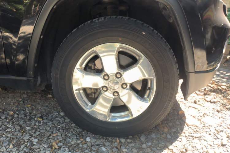 Used Jeep Grand Cherokee 2012 3.6L Luxury Navigation Edition Right Front Wheel Hub
