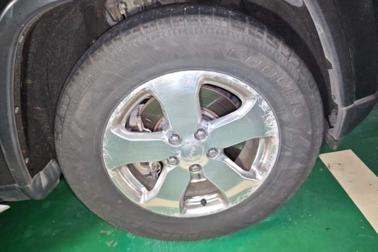 Used Jeep Grand Cherokee 2012 3.6L Comfort Navigation Edition Right Front Wheel Hub