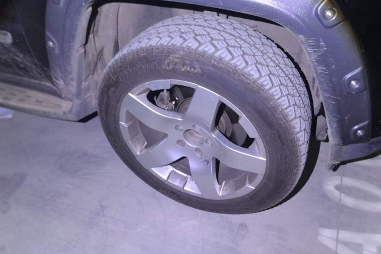 Used Jeep Grand Cherokee 2012 3.6L Comfort Navigation Edition Right Front Wheel Hub