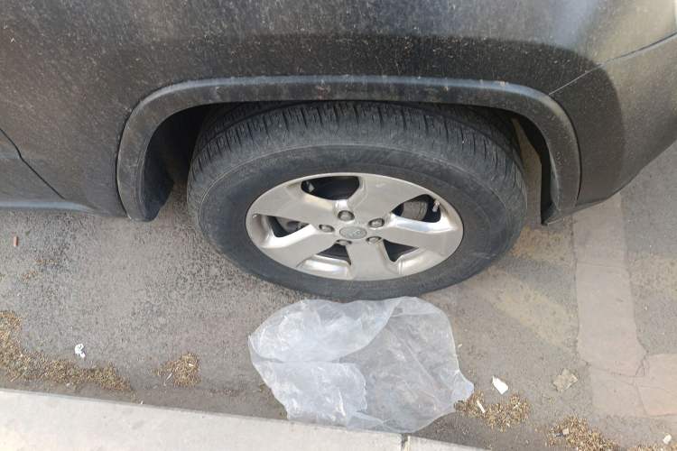 Used Jeep Grand Cherokee 2012 3.6L Flagship Prestige Edition Right Front Wheel Hub