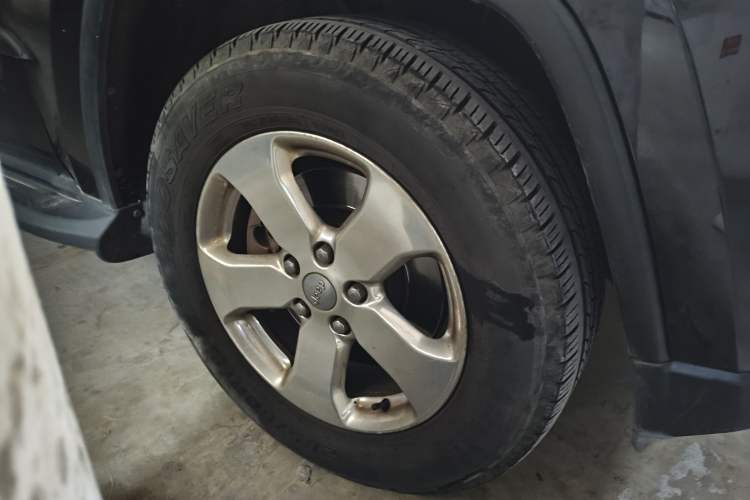 Used Jeep Grand Cherokee 2012 3.6L Comfort Navigation Edition Right Front Wheel Hub