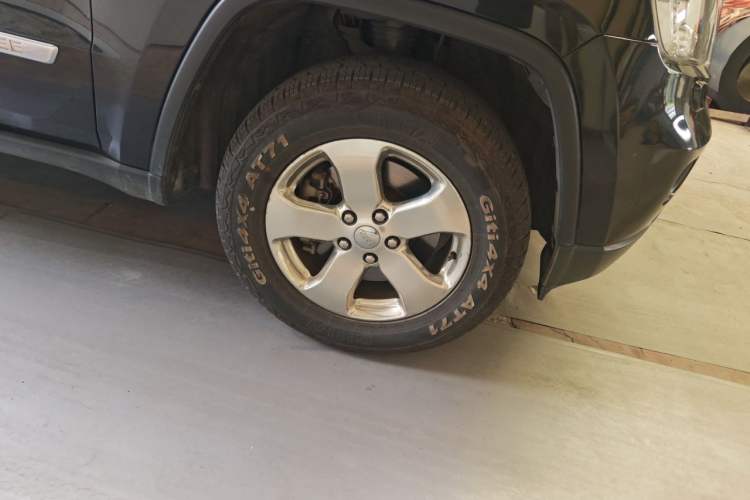 Used Jeep Grand Cherokee 2012 3.6L Luxury Navigation Edition Right Front Wheel Hub