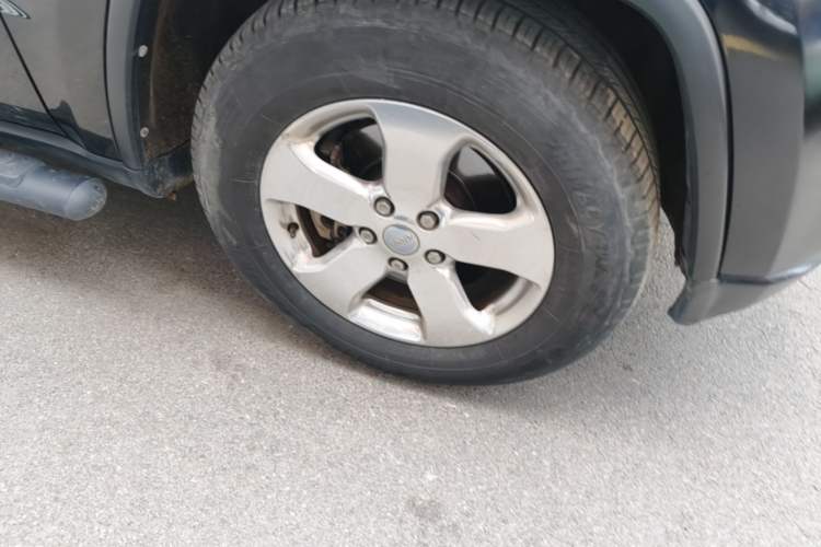 Used Jeep Grand Cherokee 2012 3.6L Comfort Navigation Edition Right Front Wheel Hub
