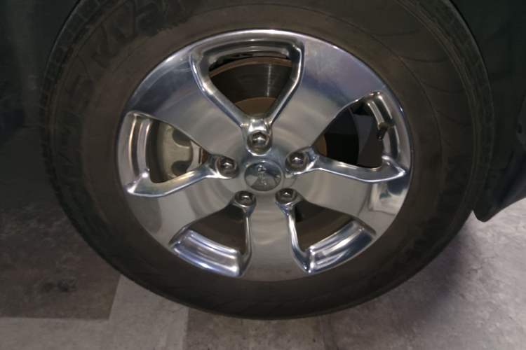 Used Jeep Grand Cherokee 2012 3.6L Luxury Navigation Edition Right Front Wheel Hub