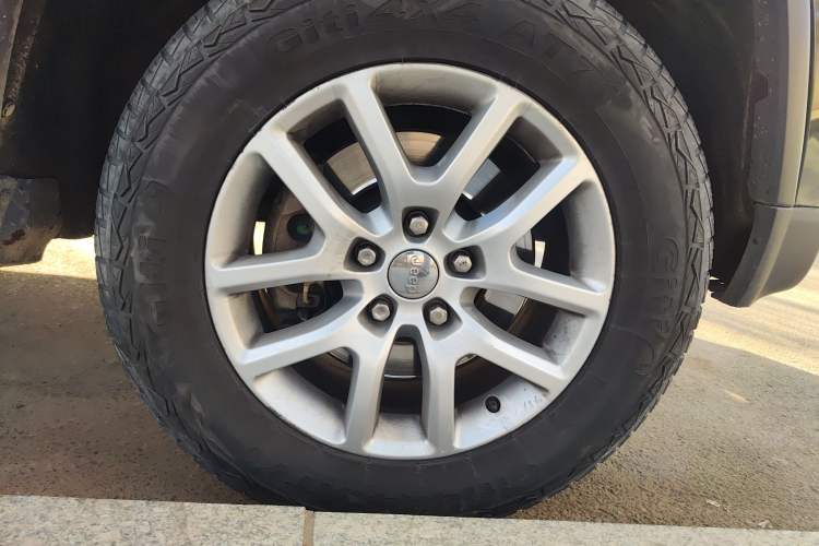 Used Jeep Grand Cherokee 2012 3.6L Comfort Navigation Edition Right Front Wheel Hub