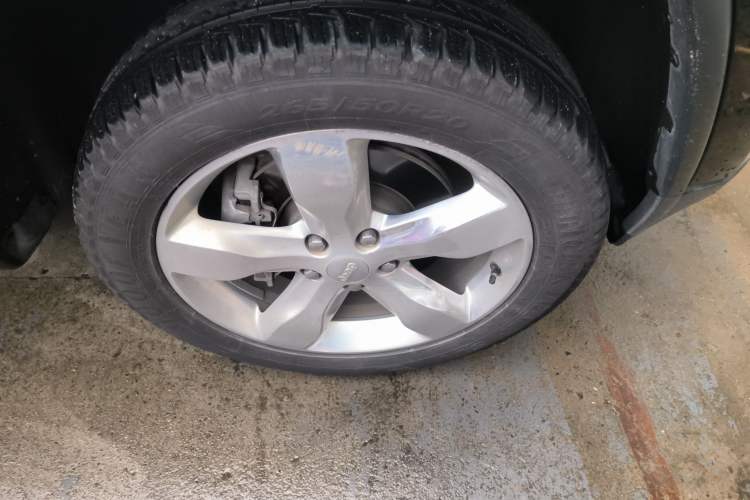 Used Jeep Grand Cherokee 2012 3.6L Flagship Prestige Edition Right Front Wheel Hub