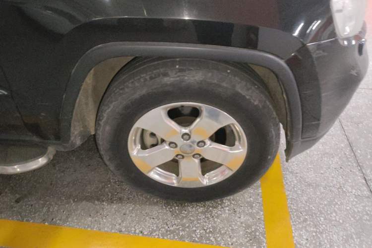Used Jeep Grand Cherokee 2012 3.6L Comfort Navigation Edition Right Front Wheel Hub