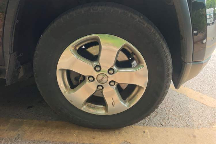 Used Jeep Grand Cherokee 2012 3.6L Luxury Navigation Edition Right Front Wheel Hub