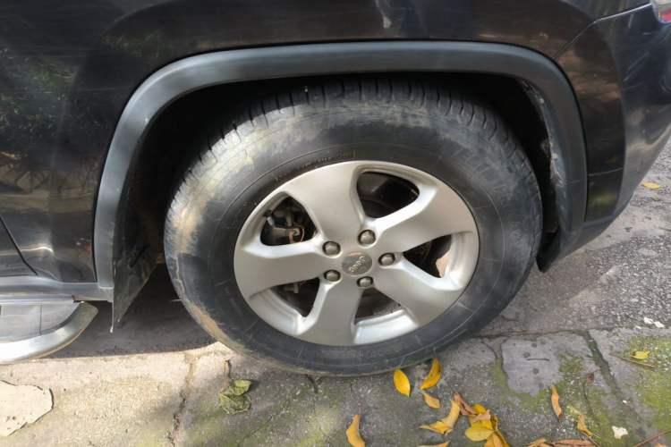 Used Jeep Grand Cherokee 2012 3.6L Luxury Navigation Edition Right Front Wheel Hub