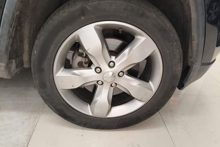 Used Jeep Grand Cherokee 2012 5.7L Flagship Navigation Edition Right Front Wheel Hub