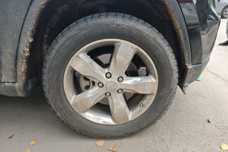 Used Jeep Grand Cherokee 2012 5.7L Flagship Navigation Edition Right Front Wheel Hub