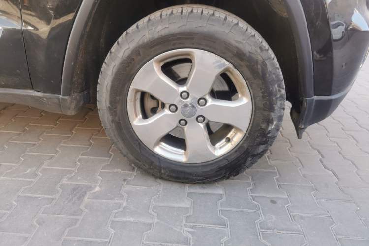 Used Jeep Grand Cherokee 2012 3.6L Luxury Navigation Edition Right Front Wheel Hub