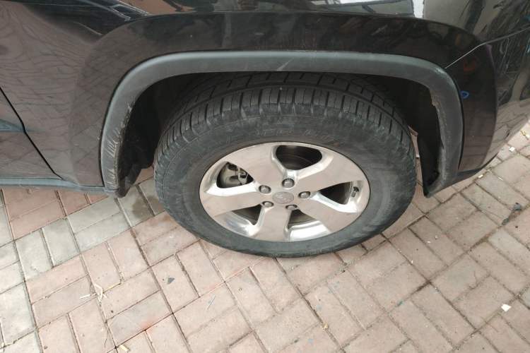 Used Jeep Grand Cherokee 2012 3.6L Anniversary Navigation Edition Right Front Wheel Hub