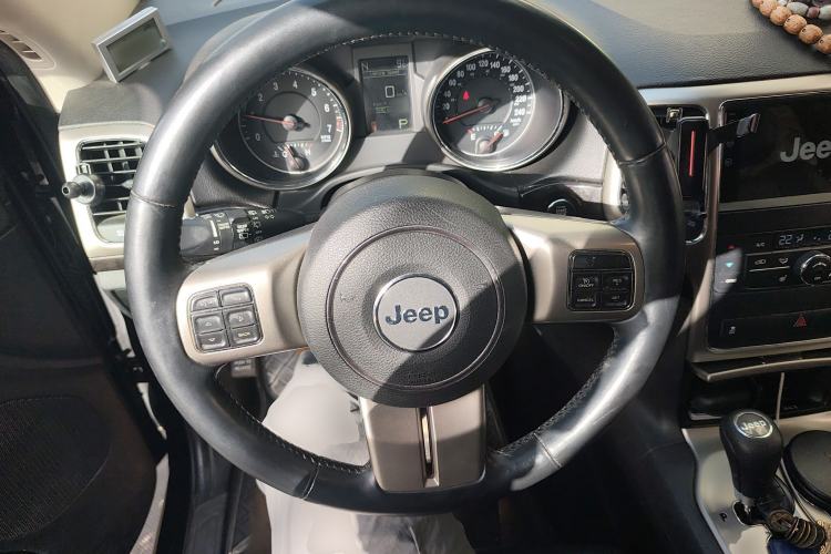 Used Jeep Grand Cherokee 2012 3.6L Comfort Navigation Edition Steering Wheel